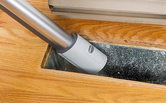 Floor vent cleaning with vacuum cleaner