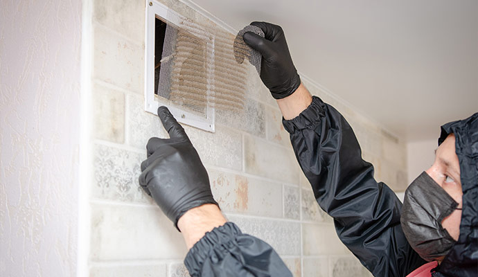 professional worker cleaning air duct